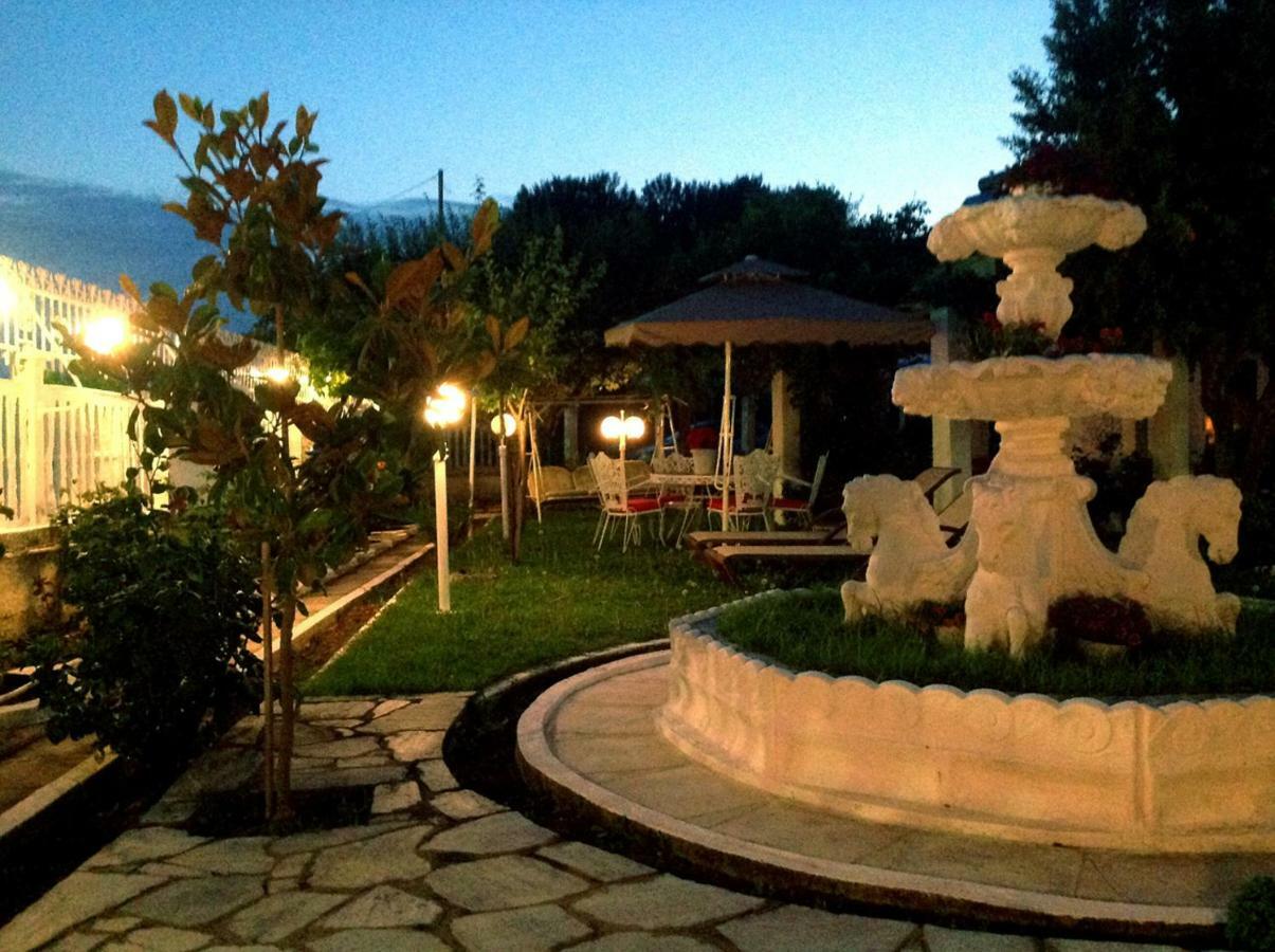 Villa Fofo - Beautiful Sea Front Villa With 650M2 Garden Nea Kallikrateia Esterno foto