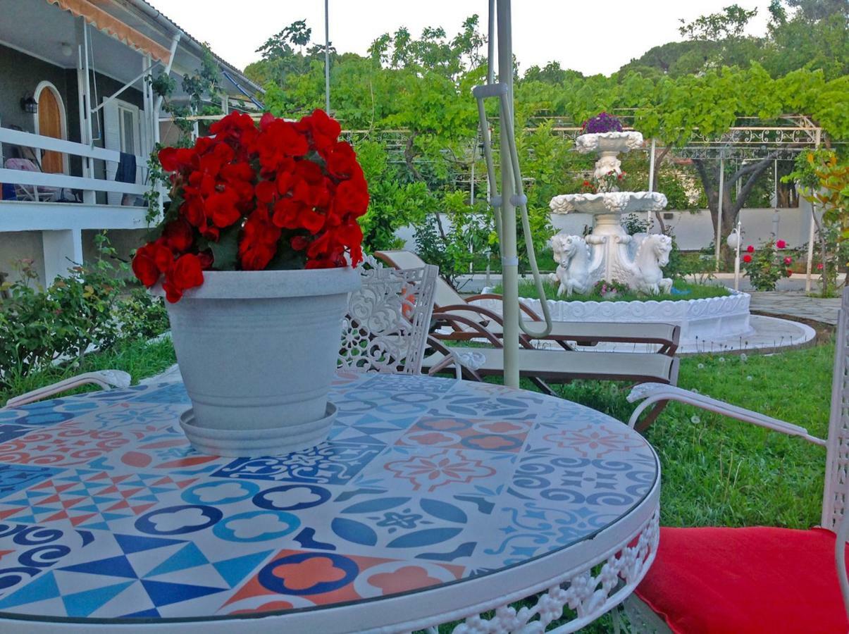 Villa Fofo - Beautiful Sea Front Villa With 650M2 Garden Nea Kallikrateia Esterno foto