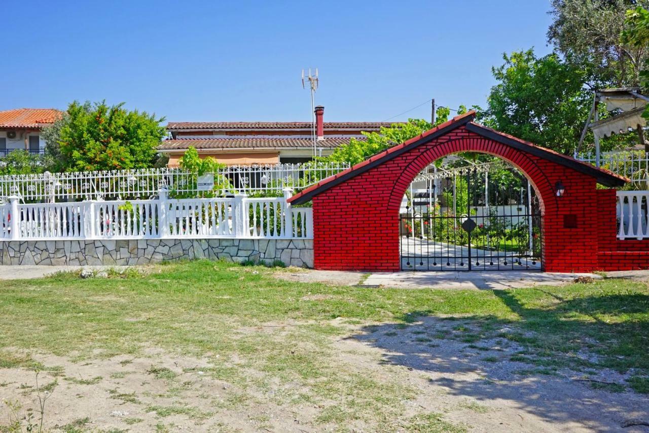 Villa Fofo - Beautiful Sea Front Villa With 650M2 Garden Nea Kallikrateia Esterno foto