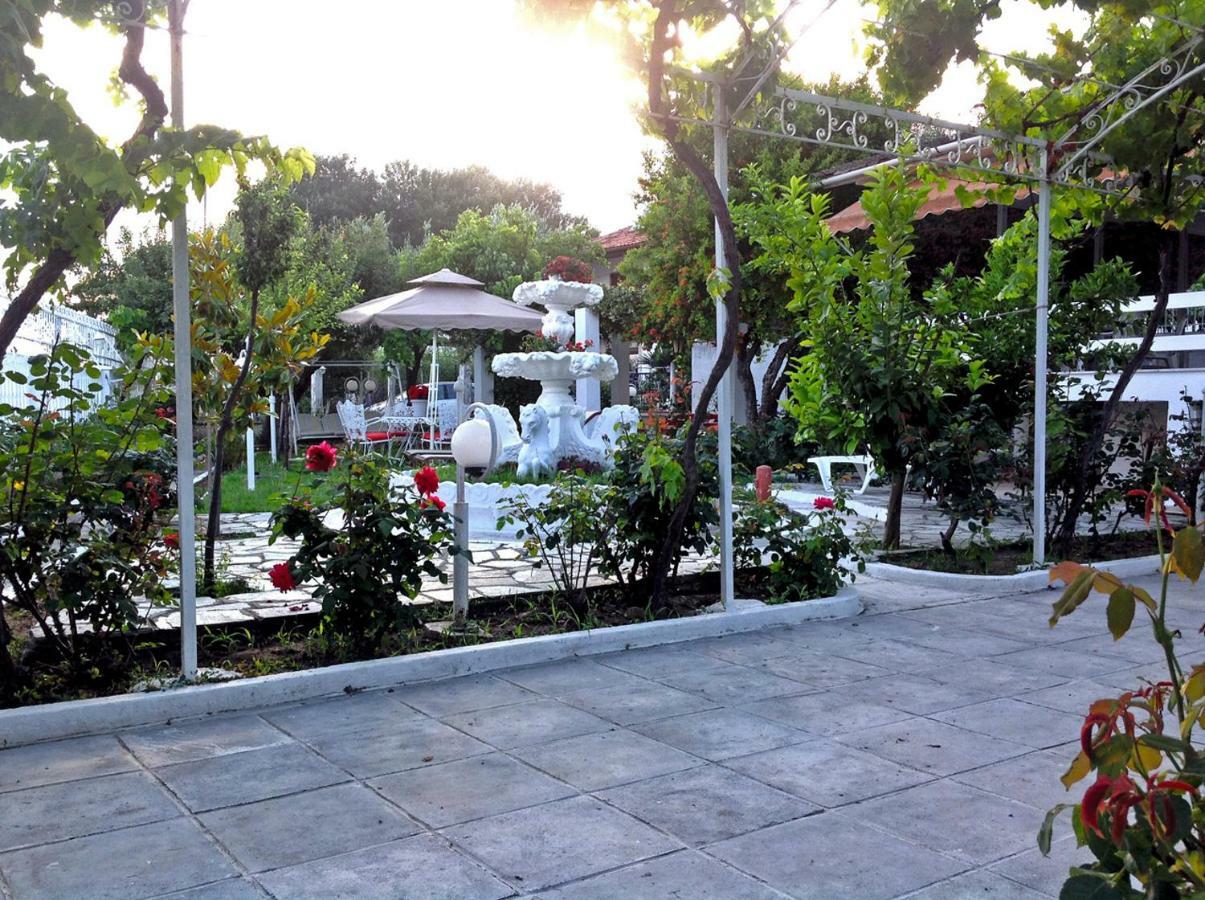 Villa Fofo - Beautiful Sea Front Villa With 650M2 Garden Nea Kallikrateia Esterno foto