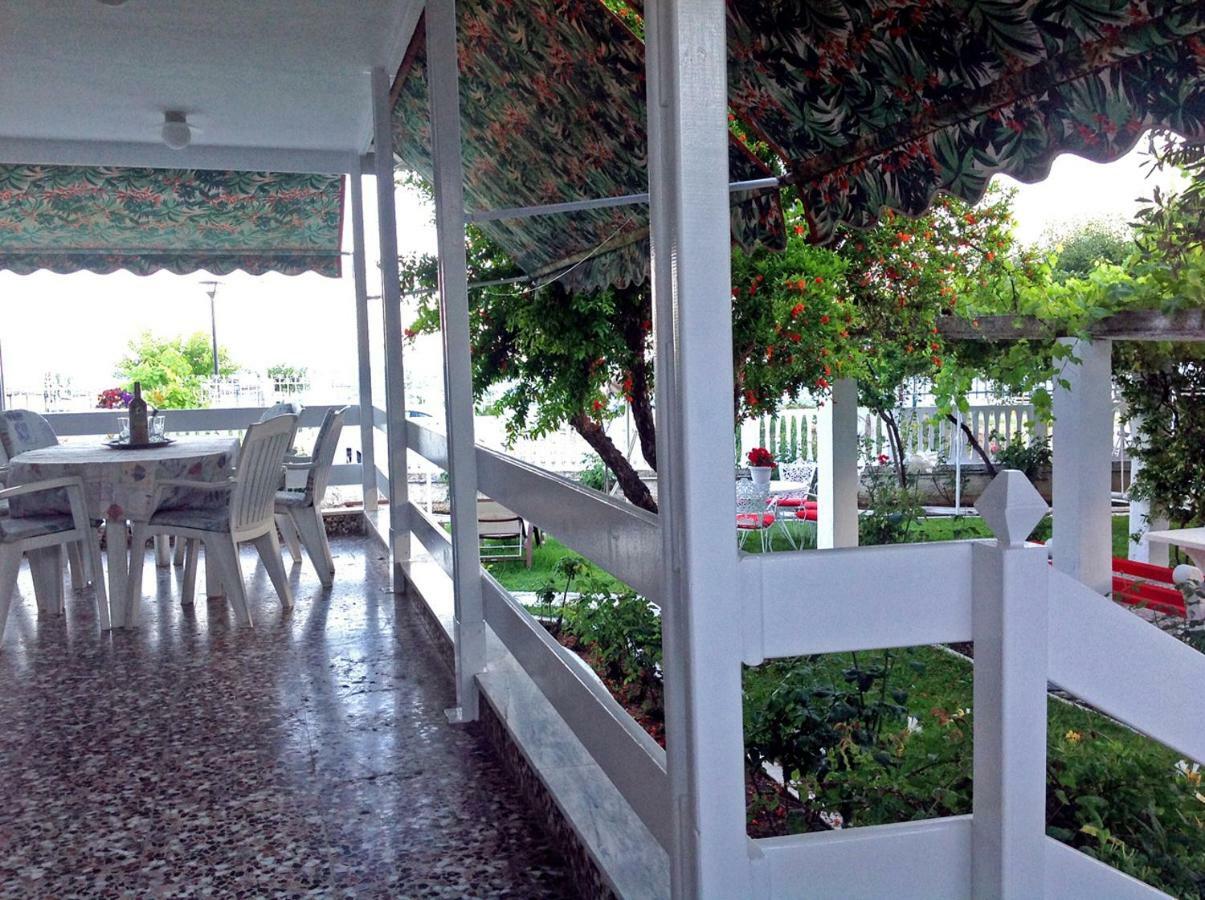 Villa Fofo - Beautiful Sea Front Villa With 650M2 Garden Nea Kallikrateia Esterno foto