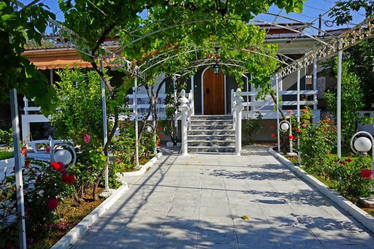 Villa Fofo - Beautiful Sea Front Villa With 650M2 Garden Nea Kallikrateia Esterno foto